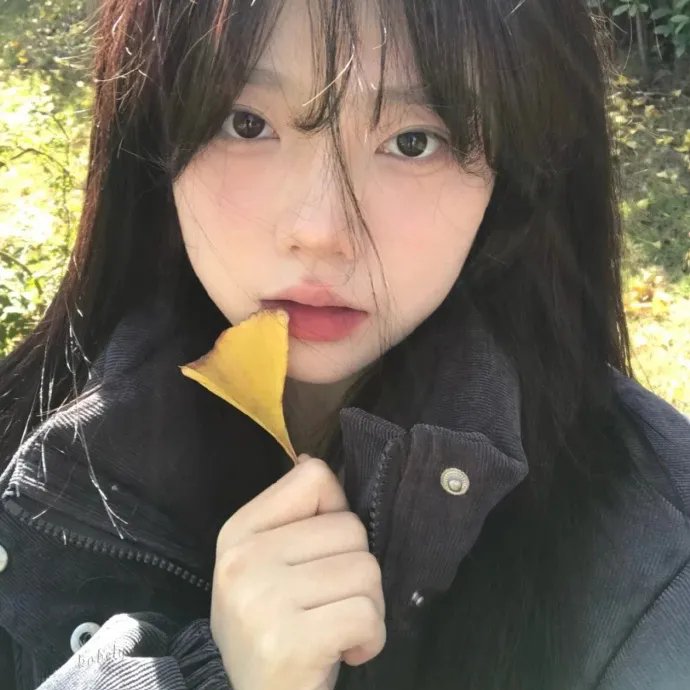 玻璃橱窗中的姑娘